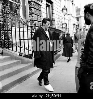 Gene Vincent, chanteur américain et chanteur de rock, a quitté l'hôpital de Bath après avoir été blessé dans un accident de voiture qui a tué Eddie Cochran, ami du rock n roller.L'auteure-compositrice Sharon Sheeley, qui a déclaré qu'elle était secrètement engagée dans Cochran, est toujours à l'hôpital St Martin de Bath, se rétablissant des blessures à la colonne vertébrale et à la hanche causées par la voiture dans laquelle ils se trouvaient tous en collision avec un poteau à lampe à Chippenham, dans le Wiltshire.22nd avril 1960. Banque D'Images