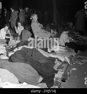 La foule attend le mariage le lendemain de la princesse Margaret et Antony Armstrong-Jones.personnes photographiés dormant sur le trottoir la nuit avant le mariage.5th mai 1960. Banque D'Images