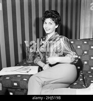 Nadja Regin, actrice serbe au Royaume-Uni pour faire son deuxième film télévisé anglais, meurtre à Berkeley Square, le film est l'une des séries sous le titre de Rendezvous, photographiée chez elle dans son West London Flat, dimanche 11th janvier 1959. Banque D'Images