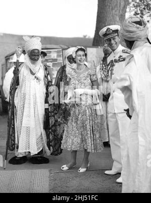 La reine Elizabeth II et le prince Philip rencontrent l'émir de Kano lors de la visite royale au Nigeria du 16 au 24 février 1956 Banque D'Images