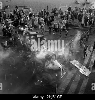 Bataille de camion.L'après-midi de l'étudiant.Une bataille de farine et de suie sur Marine Parade, Brighton, East Sussex.Un étudiant a été frappé pendant la bataille et a subi une commotion.Octobre 1957. Banque D'Images