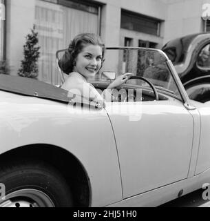 Récemment couronnée Miss monde 1958, Pénélope Anne Coelen, qui représentait l'Afrique du Sud, photographiée dans sa voiture de sport, Londres, 14th octobre 1958. Banque D'Images