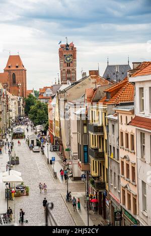 Torun, Pologne - 11 août 2021. Vue aérienne de la rue Chelminska en été Banque D'Images