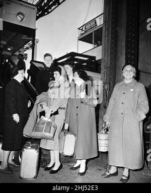 Beatrice Blyth, de la Liverpool vigilance Association, un groupe de femmes de ménage organisé pour combattre vice, photographiée en attendant sur les quais pour de nouvelles arrivées de Dublin et Belfast, mercredi 7th mai 1958.L'association s'occupe des filles irlandaises, dont beaucoup vivent leur premier séjour loin de chez elles.Si la jeune fille passe juste par Liverpool, les membres de l'association l'escortent jusqu'à la gare, en s'assurant qu'elle atteint sa destination sans que cela ne lui préoccupe.Si vous séjournez à Liverpool, les filles sont conseillées sur l'endroit où trouver des logements adaptés.Sur la photo, Beatrice Blyth (à gauche) et Jean MCL, membre à temps partiel Banque D'Images