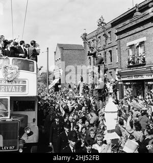 Tottenham Hotspur Cup final v Leicester et le trajet à travers Tottenham, 6th mai 1961,1960 1961 Tottenham Hotspur Double Winning Season.l'équipe Spurs retourne à Londres en bus à impériale à toit ouvert avec le trophée FA Cup and League Championship après leur victoire sur Leicester dans la finale a remporté un Double historique.7th mai 1961. Banque D'Images