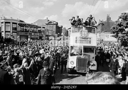 1960 1961 Tottenham Hotspur Double Winning Season.l'équipe Spurs retourne à Londres en bus à impériale à toit ouvert avec le trophée FA Cup et League Championship après leur victoire sur Leicester dans la finale a remporté un Double historique.7th mai 1961. Banque D'Images