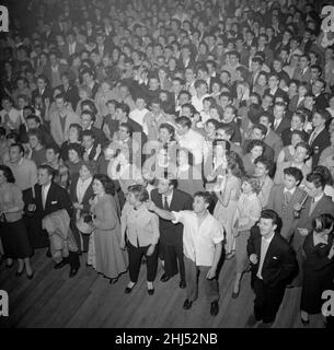 Des foules d'adolescents assistant à la Daily Mirror Party au Hammersmith Palais de Londres, attendant le chanteur américain de rock et de rock Bill Haley qui a fait une apparition sur place après le concert de son groupe au Dominion Theatre,Tottenham court Road. C'était la nuit d'ouverture de la tournée britannique pour Bill Haley et ses Comets, deux jours après son arrivée à Londres.Photo prise : 7th février 1957. Banque D'Images