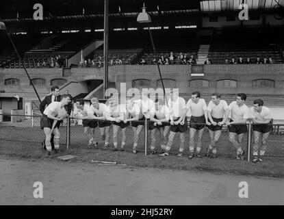 Les joueurs d'Angleterre en entraînement au pont de Stamford avant leur match contre le pays de Galles dans le tournoi de championnat de la maison britannique, ont joué tout au long de la saison 1959/60.Le capitaine Ronnie Clayton explique au reste de l'équipe un ou deux points.13th octobre 1959.*** Légende locale *** Brian Clough Banque D'Images