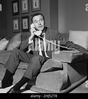 L'acteur américain Jack Lemmon au téléphone dans sa chambre à l'hôtel Mayfair de Londres.Juillet 1960 Banque D'Images