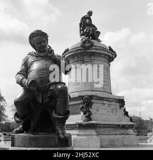 Le mémorial de Shakespeare par Lord Ronald Gower.À chaque coin du Mémorial, le sculpteur a placé un personnage shakespearien représentatif, représenté au premier plan par Falstaff.Bancroft Gardens, Stratford-upon-Avon, Warwickshire.27th avril 1961. Banque D'Images