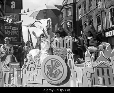 Scènes pendant la foire annuelle de Soho dans le centre de Londres.Miss Soho agitant à la foule sur son flotteur.8th juillet 1956. Banque D'Images