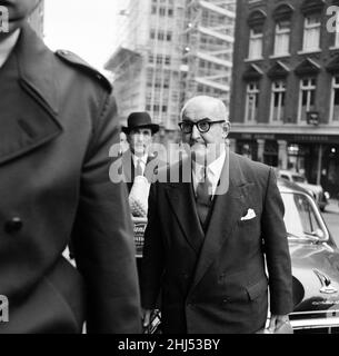 Le surintendant George Smith, d'une succursale spéciale, responsable de l'affaire Portland Spy Ring, arrivant à Old Bailey.Le Portland Spy Ring, est un réseau d'espionnage soviétique qui a fonctionné en Angleterre de la fin de 1950s à 1961 quand le noyau du réseau a été arrêté par les services de sécurité britanniques.13th mars 1961. Banque D'Images