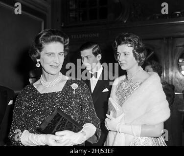 Princess Marina, duchesse de Kent assiste à une représentation de charité de 'la Fella la plus heureuse' au Colisée.Elle est photographiée avec deux de ses enfants, la princesse Alexandra de Kent et le prince Michael de Kent.20th avril 1960. Banque D'Images