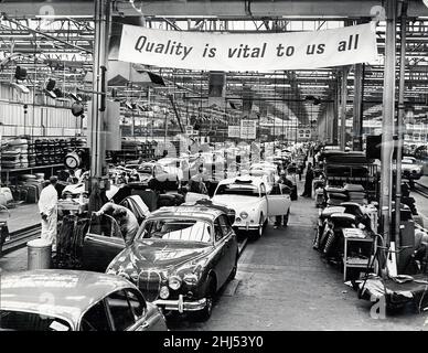 Jaguar Cars, Browns Lane, Coventry, chaîne de production.La bannière au-dessus de la piste lit "la qualité est vitale pour nous all'18th octobre 1961 Banque D'Images