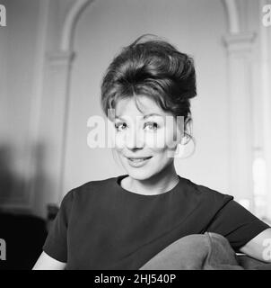 Irina Demick, actrice française, au Royaume-Uni pour la première du nouveau film, le jour le plus long, dans lequel elle se présente comme Janine Boitard, résistance française, Caen, en photo à l'Hôtel Savoy, Londres, lundi 9th octobre 1961.Le personnage Janine Boitard est basé sur la vraie résistance de la vie battante Louise Boitard, connue sous le nom de Jeanine Boitard dans la résistance. Banque D'Images