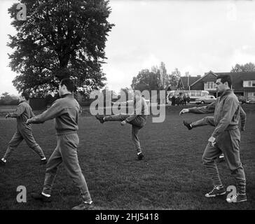 L'équipe de football espagnole s'entraîne au stade du Club de la Banque d'Angleterre à Roehampton.Les hommes ont encerclé le sol plusieurs fois en faisant ce qui est appelé «formation libre».En photo, l'entraînement des Espagnols, avec Alfredo Di Stefano kicking le plus haut.25th octobre 1960. Banque D'Images