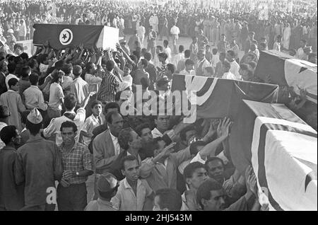 La crise de Bizerte 1961Coffins des victimes de la bataille de Bizerte que l'on voit ici emmenés à leur lieu d'inhumation à un service funéraire à Tunis.24 juillet 1961 la crise est apparue après que les forces tunisiennes ont encerclé et blocké la base navale française de Bizerte dans l'espoir de forcer la France à abandonner ses dernières exploitations dans le pays.Après que la Tunisie ait mis en garde la France contre toute violation de l'espace aérien tunisien, les Français ont envoyé un hélicoptère pour remonter les troupes tunisiennes, répondu par des tirs d'avertissement.En réponse au blocus, 800 parachutistes français ont été envoyés.Comme les parachutistes débarquent sur l'aérodrome Banque D'Images