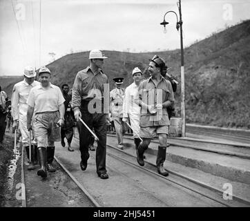 Le prince Philip, duc d'Édimbourg, portant des salopettes et hemet, visite la mine de la vallée de l'Iva Enugu, au Nigeria.Février 1956. Banque D'Images