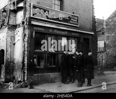 Dans la nuit du 26th février 1959, Mme Amy Browell, une shopkeeper de 71 ans, a été assassinée, ses locaux ont également été mis à sac et la caisse vidée.Police en service à l'extérieur du magasin de la rue Churchill.26th février 1959. Banque D'Images