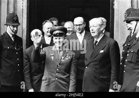 Yuri Gagarin, cosmonaute soviétique, le premier homme à se rendre dans l'espace lorsque son vaisseau spatial Vostok a terminé une orbite de la Terre (12th avril 1961), se rend en Grande-Bretagne, le jeudi 13th juillet 1961.Notre photo montre ...Yuri Gagarin quitte la visite avec le Premier ministre Harold Macmillan, la réunion a eu lieu à l'Admiralty House, Londres. Banque D'Images