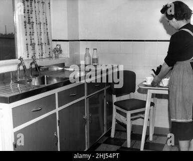 Kirkby, une ville dans le Métropolitain Borough de Knowsley, Merseyside, Angleterre.Notre photo montre, une section de la cuisine modèle chez Mme Joan Deering, sur l'avenue Leeside, le 17th juin 1956. Banque D'Images