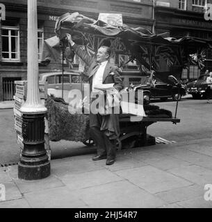 Un barrow décoré de garçons stall à la veille de son mariage, à l'extérieur de la station de Charing Cross.6th août 1958. Banque D'Images