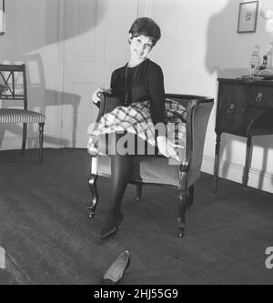 Danseuse una Stubbs, âgée de 22 ans, dans son appartement à Londres.4th décembre 1959. Banque D'Images