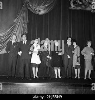 La répétition a eu lieu ce matin pour la représentation du film Royal qui aura lieu lundi soir devant les membres de la famille royale à l'Odeon, Leicester Square.Leslie Phillips, Tony Hancock, Peter Sellers, Warren Beatty et Joan Collins sur scène.19th février 1961. Banque D'Images