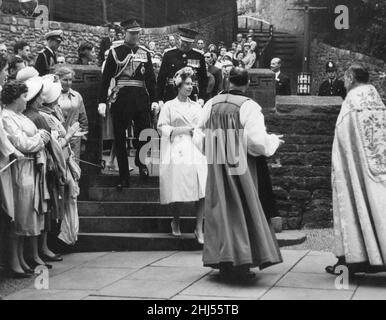 La reine Elizabeth II photographiée au cours d'une visite de deux jours à Cardiff, pays de Galles, samedi 6th août 1960.Dehors les spectacles d'image ...La Reine avec l'évêque de Llandaff, Glyn Simon, William Glyn Hughes Simon, à la cathédrale de Llandaff. Banque D'Images