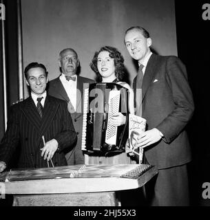 Opportunity Knocks, gagnants, 11th octobre 1956.Arthur Cooper, chauffeur de camion d'Essex, qui joue le Dulcimer, et Phyllis Gillingham, secrétaire de Twickenham, qui joue l'Accordéon.Ils ont gagné un voyage aux États-Unis pour jouer et être vus sur l'heure amateur régionale de Lou Goldberg, syndiqué à plus de 100 stations en Amérique.Photo avec Lou Goldberg (2nd à gauche) et Hughie Green, présentateur (à droite) Banque D'Images