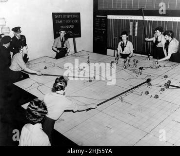 Lord Dowding revoit la salle des opérations de la bataille d'Angleterre.Le maréchal-chef de l'air Lord Dowding dans la salle des opérations du commandant de chasse du groupe no 11 de la RAF Uxbrdge, qui était entièrement habité et en opération pour la dernière fois.Pendant la guerre, c'était l'un des « centres nerveux » de la bataille d'Angleterre.Les jours historiques ont été soulatés lorsque cette photo a été prise au cours d'une visite en temps de paix de retour par le maréchal en chef de l'Air Lord Dowding, qui était chef du Commandement de combat pendant la bataille.Avril 1958. Banque D'Images