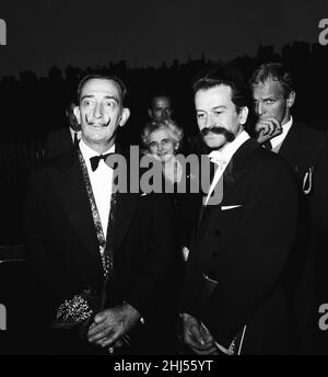 L'artiste Salvador Dali est arrivé récemment au Royaume-Uni pour promouvoir sa biographie autorisée "le cas de Salvador Dalí".Photo au Planétarium de Londres, mai 1959. Banque D'Images