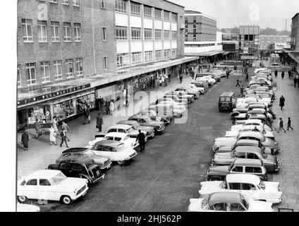 Voitures garées à Market Way Precinct, Coventry.Il y aura bientôt une interdiction de stationnement dans la Cité, ce qui fera disparaître cette vue.7th octobre 1961 Banque D'Images