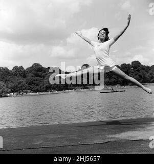 La danseuse Gillian Lynne a sa propre idée d'une position assise tout en prenant le soleil au Lido, Hyde Park, entre les répétitions de la pièce musicale « Rose Marie » qui s'ouvre au Victoria Palace Theatre.Dans la comédie musicale Gillian jouera une danseuse indienne et a eu son auburn cheveux teints noir.12th août 1960. Banque D'Images