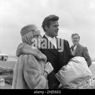 La chanteuse Dorothy Squires rentrant chez elle des États-Unis avec son mari, l'acteur Roger Moore.20th avril 1961. Banque D'Images