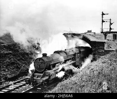 Ce doit être la fin d'une ère - la locomotive à vapeur à vapeur à vapeur à fumée maintenant remplacée par d'autres formes de traction ferroviaire passe sous le pont routier à Kingstown, Stainton Road, Carlisle, qui, aussi,a servi sa journée et est en train d'être démoli.À sa place (arrière-plan) sera un nouveau viaduc, en cours de construction pour transporter le nouveau chemin Rockcliffe le 17th octobre 1960 Banque D'Images