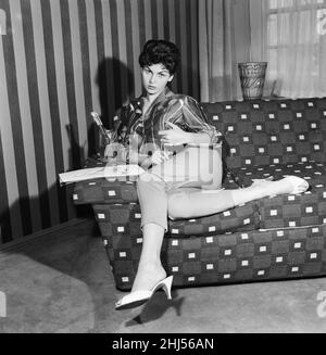 Nadja Regin, actrice serbe au Royaume-Uni pour faire son deuxième film télévisé anglais, meurtre à Berkeley Square, le film est l'une des séries sous le titre de Rendezvous, photographiée chez elle dans son West London Flat, dimanche 11th janvier 1959. Banque D'Images