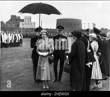 La reine Elizabeth II assiste à la cérémonie sur le Roodee, Chester, sous un ciel intense.Ici, un lieutenant protège la Reine de la pluie possible avec un parapluie.la Reine a fait des présentations après la cérémonie.Photo prise le 11th juillet 1957 Banque D'Images