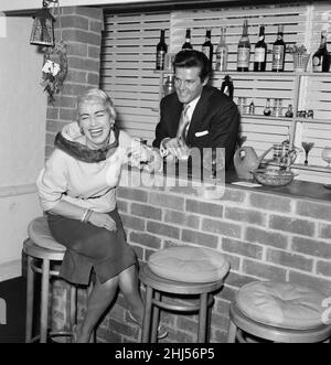 La chanteuse Dorothy Squires avec son mari, l'acteur Roger Moore.14th mars 1958. Banque D'Images