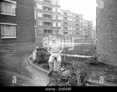 Le chanteur et acteur britannique Gary Miller vu ici en dehors de son appartement de conseil.24th novembre 1960. Banque D'Images