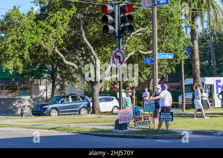 NEW ORLEANS, LA, États-Unis - 13 JUIN 2020 ; les manifestants se rassemblent à l'angle de S. Carrollton et Oak Streets pour le mouvement Black Lives Matter Banque D'Images