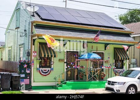 La Nouvelle-Orléans, Louisiane, États-Unis - 28 mai 2020 : maison dans le quartier d'Uptown avec exposition patriotique pour le Memorial Day Banque D'Images