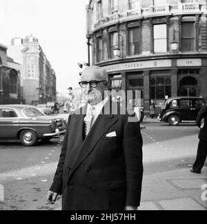 Le surintendant George Smith, d'une succursale spéciale, responsable de l'affaire Portland Spy Ring, arrivant à Old Bailey.Le Portland Spy Ring, est un réseau d'espionnage soviétique qui a fonctionné en Angleterre de la fin de 1950s à 1961 quand le noyau du réseau a été arrêté par les services de sécurité britanniques.14th mars 1961. Banque D'Images