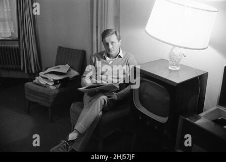 Le chanteur et acteur britannique Gary Miller vu ici dans le salon de son appartement de conseil.24th novembre 1960. Banque D'Images