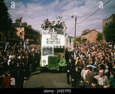 1960 1961 Tottenham Hotspur Double Winning Season, l'équipe Spurs retourne à Londres en bus à impériale à toit ouvert avec le trophée FA Cup et League Championship après leur victoire sur Leicester dans la finale a remporté un Double historique, dimanche 7th mai 1961. Banque D'Images