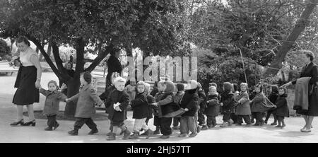 Les enseignants de maternelle dirigent leurs jeunes charges par un parc de Yalta en URSS.Mai 1960M4000 Banque D'Images