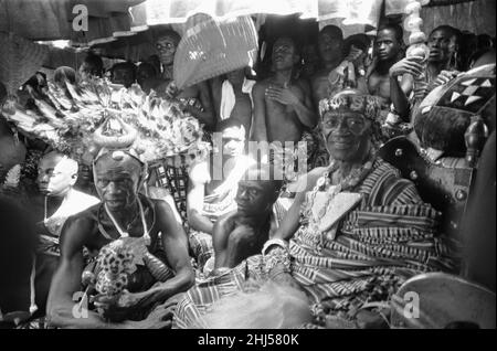 Des chefs et des danseurs Ashanti attendent de voir la reine Elizabeth II et le duc d'Édimbourg au stade des sports de Kumasi (stade Baba Yara) à Kumasi, lors de leur visite du Commonwealth au Ghana, le 16th novembre 1961. Banque D'Images