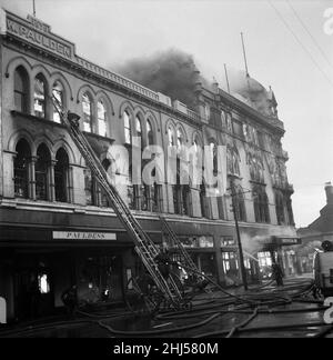 Les pompiers s'attaquent à l'incendie du grand magasin Pauldens de Manchester qui a éclaté peu avant la réouverture du magasin à la suite de travaux de rénovation.7th septembre 1957. Banque D'Images