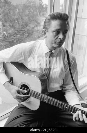 Johnny Cash, chanteur de pays américain et musicien, pose pour les photographes à l'hôtel Savoy de Londres.17th septembre 1959. Banque D'Images