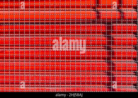 La porte en fer rouge et la grille grise ferment le magasin au Brésil Banque D'Images